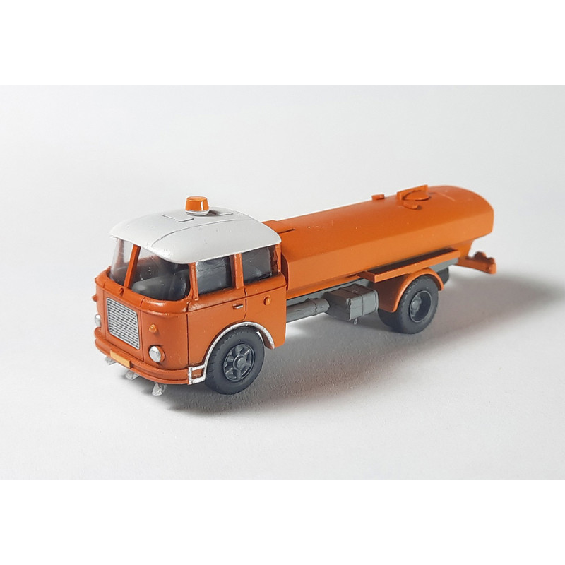 AP MODELS   Škoda 706 tanker truck "kropičák"   TT
